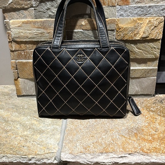 GORGEOUS Authentic CHANEL Black Calfskin Wild Stitch Surpique shoulder bag - Picture 2 of 16